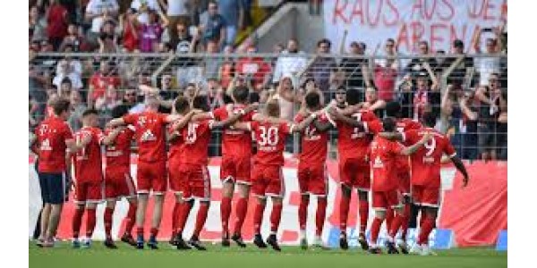 FC Bayern München Vorhänge, um sich auf die neue Saison vorzubereiten